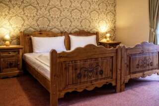 Отель Hotel Meta Resort & Vine SPA Щирк Двухместный номер с двуспальной кроватью и дополнительной кроватью-3
